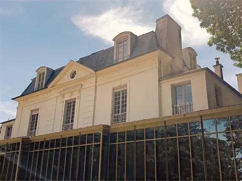 Le bâtiment vu depuis la rue Paul Lorillon