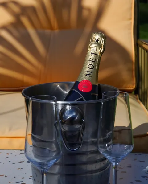 Une bouteille de champagne au frais sur la terrasse